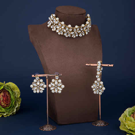 Buy Queen Be Kundan Flower Choker with Maang Tika Set - Purplle