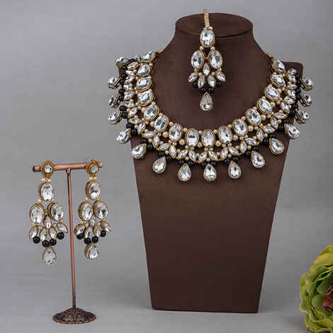 Buy Queen Be Tear Drop Crystals Necklace with Maang Tika Set - Purplle