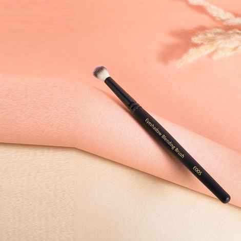 Buy Cuffs N Lashes Makeup Brushes, E005 Eyeshadow Blending Brush - 1 pc - Purplle