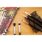 Buy Veoni Belle Flat Fluffy Eyeshadow blending brush | Eye Makeup Brushes - Purplle