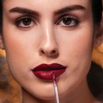 Buy Swiss Beauty Select Turn on Glaze Liquid Lipstick| Vinyl- Like-Shine | Infused with Vitamin E and Argon Oil |9 stand Out Maroon 3 ml - Purplle