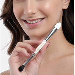 Buy Cuffs N lashes 04 Dual Brush (Flat Brush & Blending Brush) ( 10 gm) - Purplle