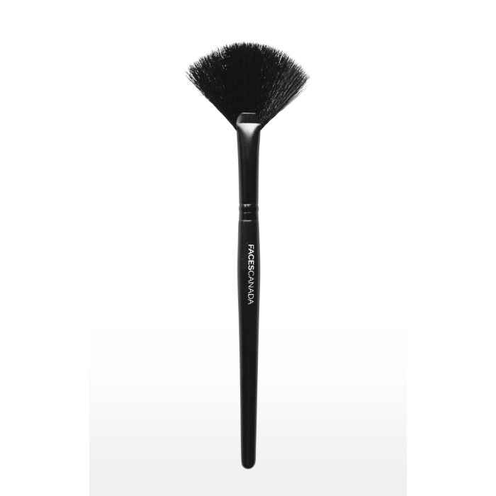 Buy FACES CANADA Highlighter Fan Brush | Wide Fan Brush For Precise To Wide Coverage | Smooth Airbrush Finish | Impeccable Grip | Supremely Soft And Luxurious Synthetic Bristles - 1 Pc - Purplle