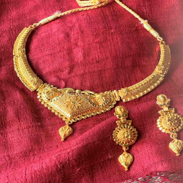 Buy Queen Be Gold Hasli Flower & Drop Choker Wedding Set - NM19027 - Purplle