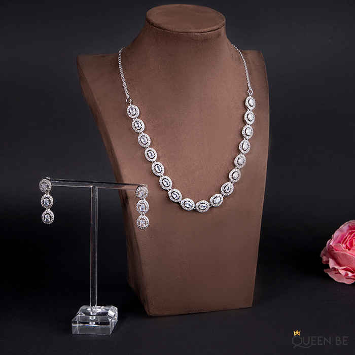 Buy Queen Be Oval Opulent White Necklace Set - Purplle