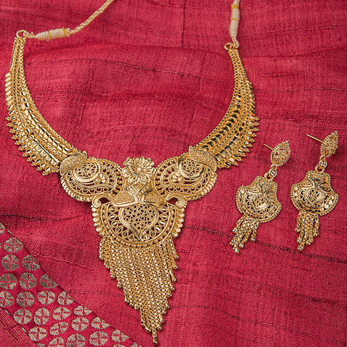 Queen Be Gold Traditional Dangling Chains Necklace Set NM19018