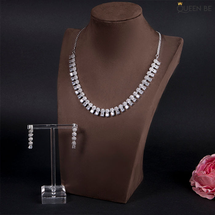 Buy Queen Be Imperial Glow Necklace Set - Purplle