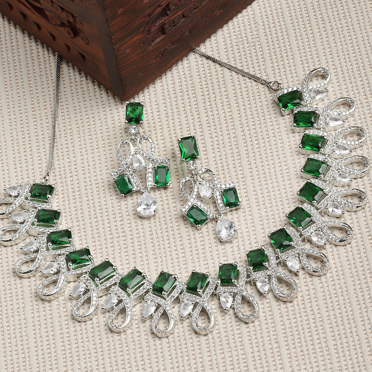 2.58tcw AAA+ Colombian Emerald & Diamond Teardrop Pear Dangle Necklace – JR  Colombian Emeralds
