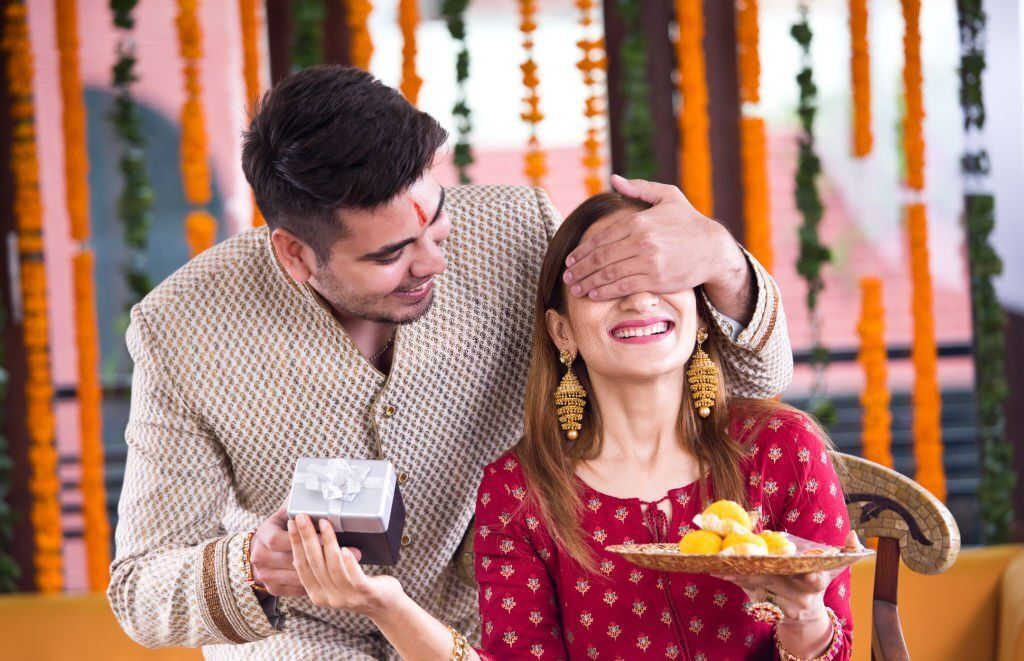 What is best bhai dooj gifts for sister? - Quora