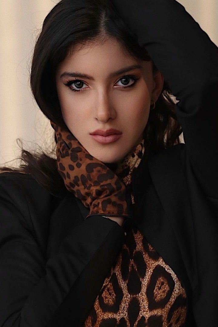 Sharp eyes & full lips like Shanaya Kapoor