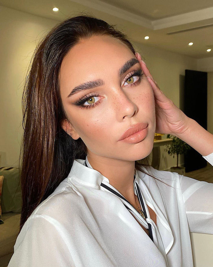 Dua Lipa Fox Eyeliner Makeup Style 