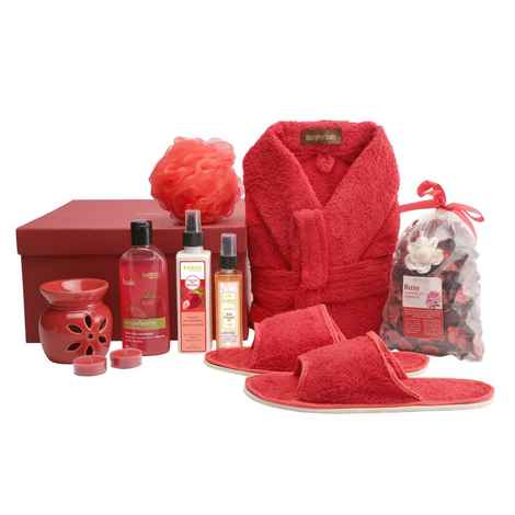 Buy BodyHerbals Ancient Ayurveda Weekend Escapes Strawberry & Rose Bathing Spa Hamper (2400 g) - Purplle