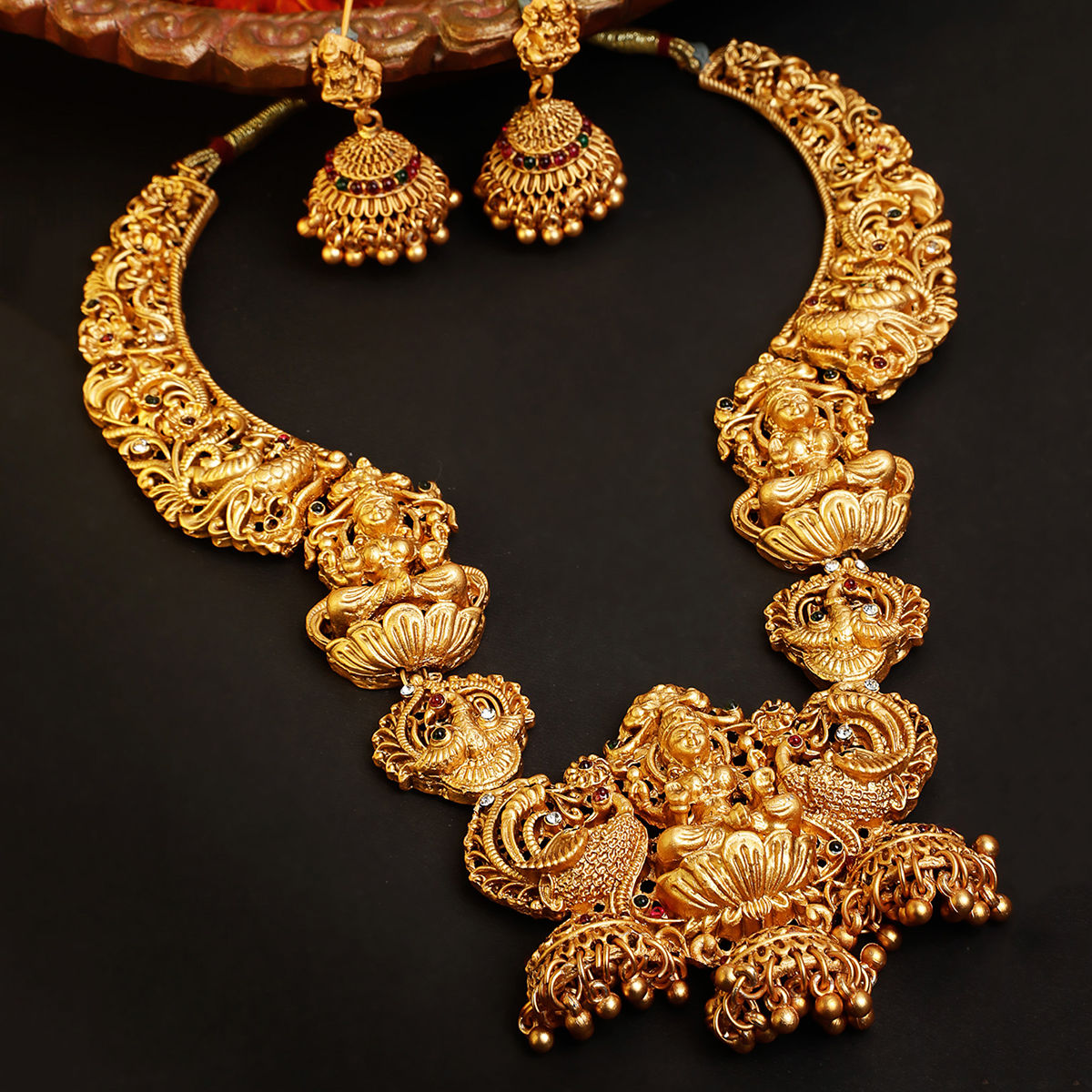 Karatcart Gold Plated Laxmi Mata Long Tample Jewellery Set for