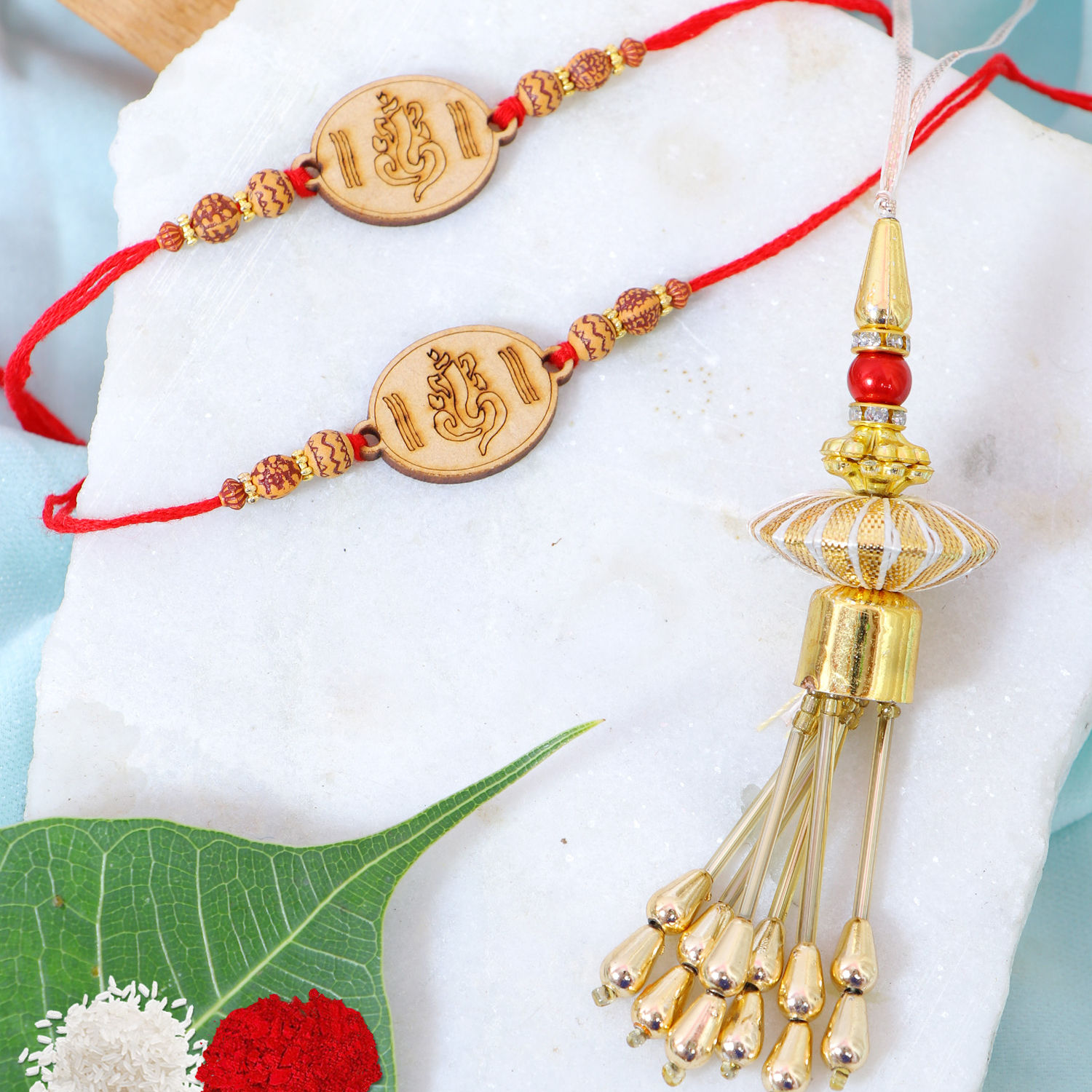 Purpledip Rakhi Set Para Bhai: Diseñador De Mármol Chowki Ganesha, Juego De 2 Rakhi Y Roli Chawal Tika (rakhi1e