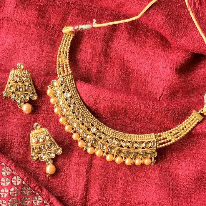 Queenbe Gold Plated Modern Linear Designs In Twisted Wire Work Studded With Champagne Brown Stones And Pearls Half Choker Necklace Wedding Set This diamond necklace is modern. queen be modern linear half choker wedding set champagne brown stones pearls nv19008